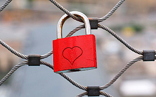 Najpierw zauroczył, później okradł Najpierw zauroczył, później okradł